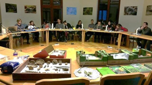 Studenci podczas obserwacji mikroskopowych grzybów w IBL