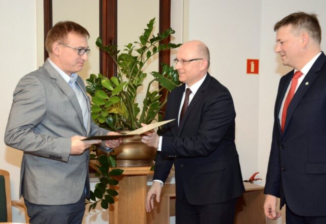 Zbigniew Borowski odbiera nominację z rąk ministra Andrzeja Koniecznego oraz dyrektora IBL Janusza Czerepko