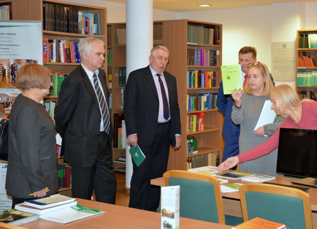 W czytelni Biblioteki IBL