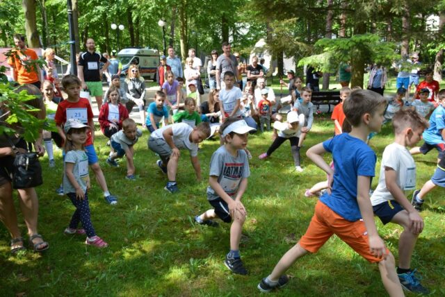 Rozgrzewka najmłodszych uczestników tuż przed biegiem