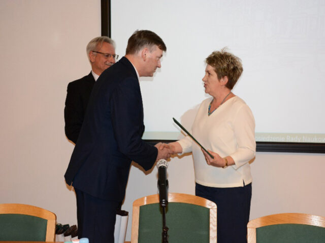 Nominację odbiera dr hab. Iwona Skrzecz