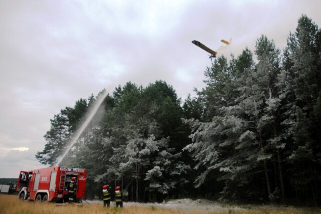 Zabezpieczenie ściany drzewostanu pianą średnią i zrzut środka gaśniczego z samolotu Dromader