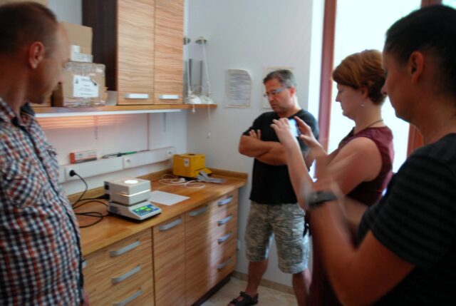 Pomiar wilgotności ściółki w Laboratorium Ochrony Przeciwpożarowej Lasu