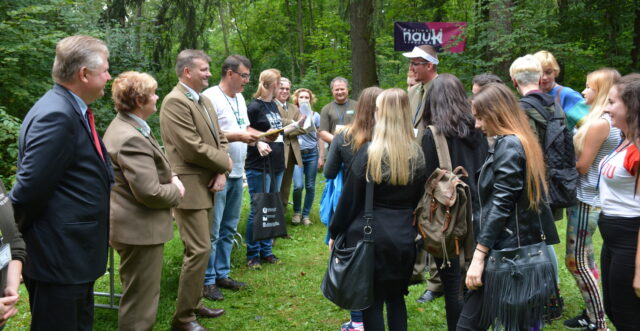 Moment wręczenia nagród i pamiątkowych dyplomów