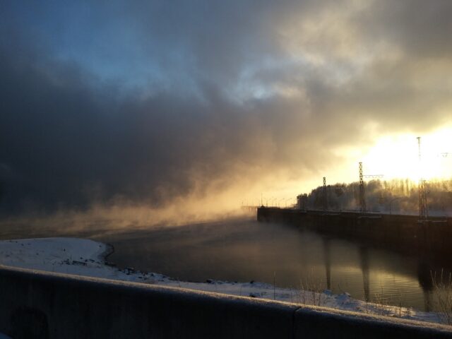 Fragment Krasnojarskiej Elektrowni Wodnej na rzece Jenisej