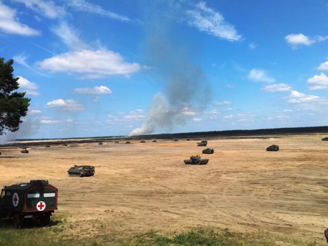Pożar lasu na poligonie podczas manewrów wojsk zmechanizowanych