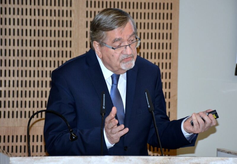 Prof. dr hab. Andrzej Grzywacz