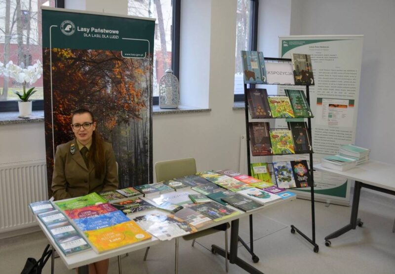 Stoisko wydawnictw Centrum Informacyjnego Lasów Państwowych