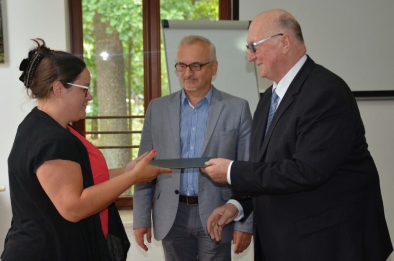 Świadectwo ukończenia studiów doktoranckich odbiera mgr inż. Małgorzata Matras-Zarzecka (Nadl. Płaska)