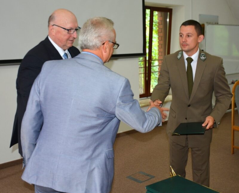 Świadectwo ukończenia studiów doktoranckich odbiera mgr inż. Mateusz Garbacz (Nadl. Ruda Maleniecka)