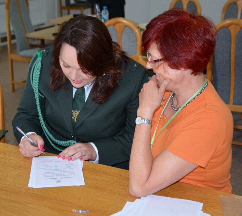 Świadectwo ukończenia studiów doktoranckich odbiera mgr inż. Diana Piotrowska (PZŁ)