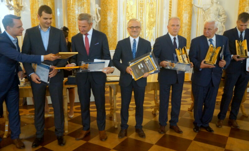 Dyplom oraz wyróżnienie odbiera prof. dr hab. Jacek Hilszczański