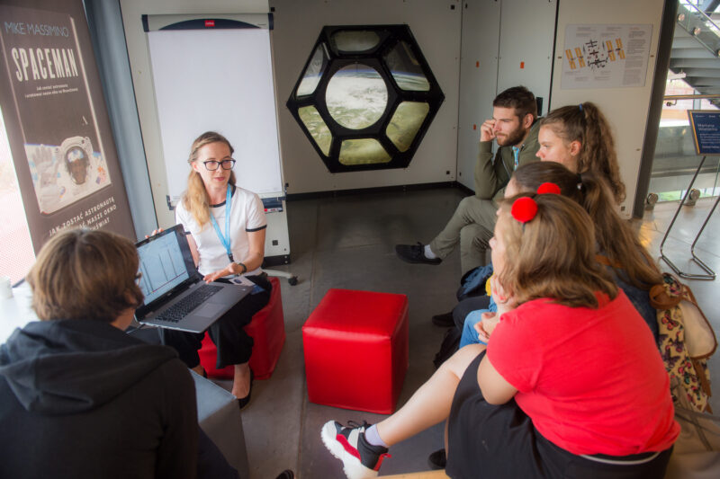 Pani Martyna Wietecha podczas spotkania z uczestnikami