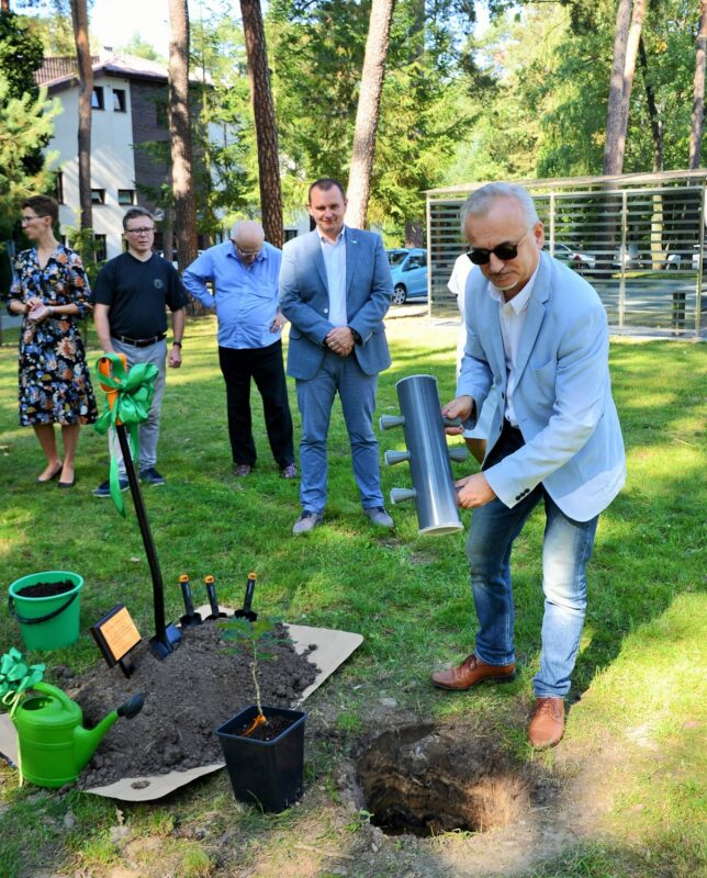 Umieszczanie tuby z pamiątkowym pismem o uroczystości