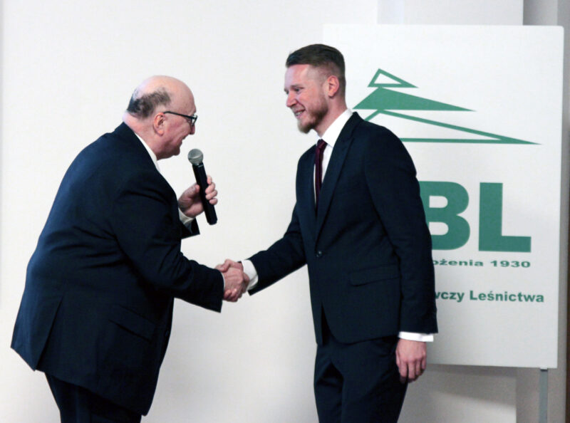 Przewodniczący Rady Naukowej IBL prof. dr hab. Janusz Sowa składa gratulacje dr. inż. Miłoszowi Tkaczykowi