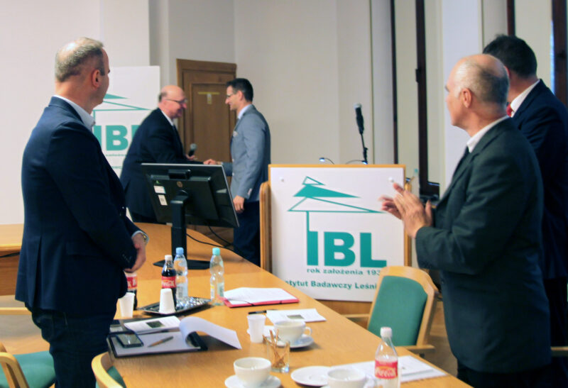 Przewodniczący Rady Naukowej IBL prof. dr hab. Janusz Sowa składa gratulacje dr. inż. Sławomirowi Kryżarowi