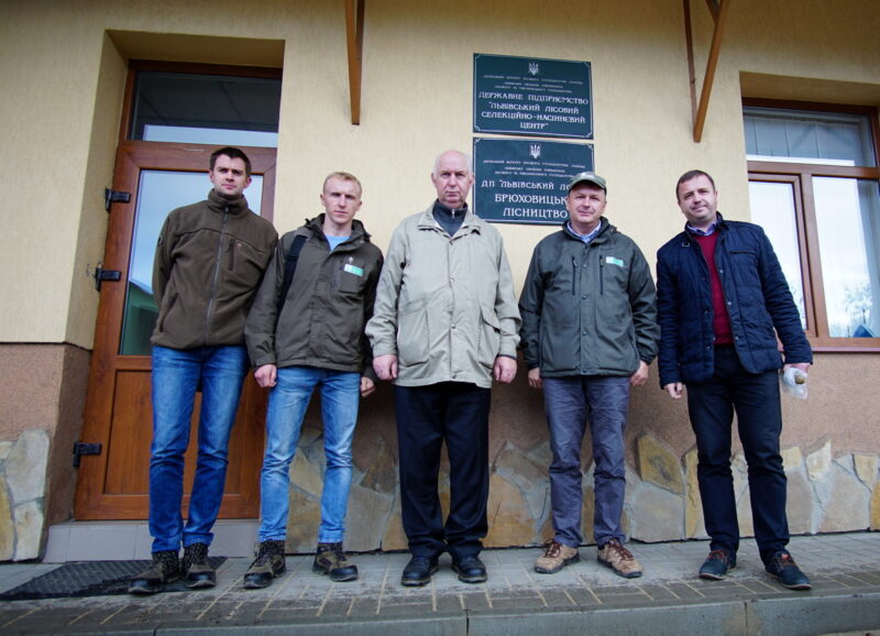 W szkółce leśnej w Brzuchowicach pod Lwowem. W środku stoi prof. Mykoła Guź