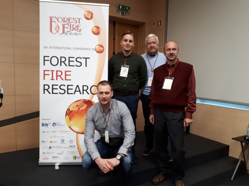 Pracownicy Laboratorium Ochrony Przeciwpożarowej Lasu IBL