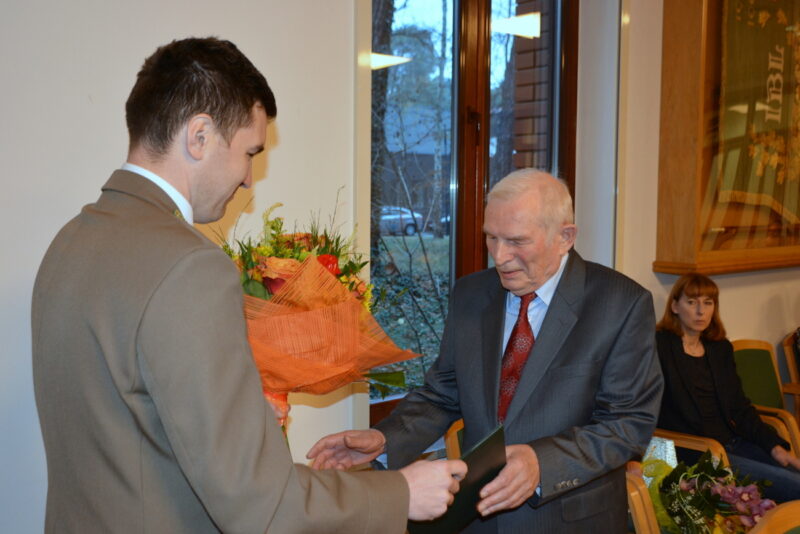 Kwiaty wręcza dr inż. Jacek Sagan