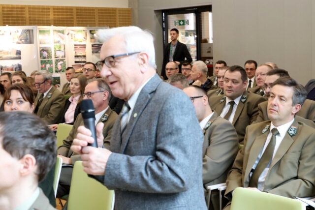 Głos w dyskusji zabiera prof. dr hab. Kazimierz Zajączkowski