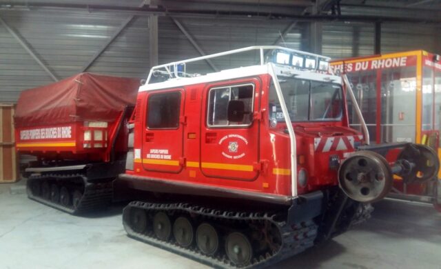 Zestaw gąsienicowy używany podczas akcji ratowniczo-gaśniczych na terenach trudno dostępnych