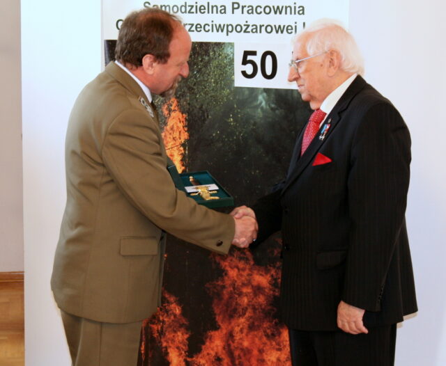 Złoty Kordelas Leśnika Polskiego wręczony Profesorowi Tytusowi Karlikowskiemu