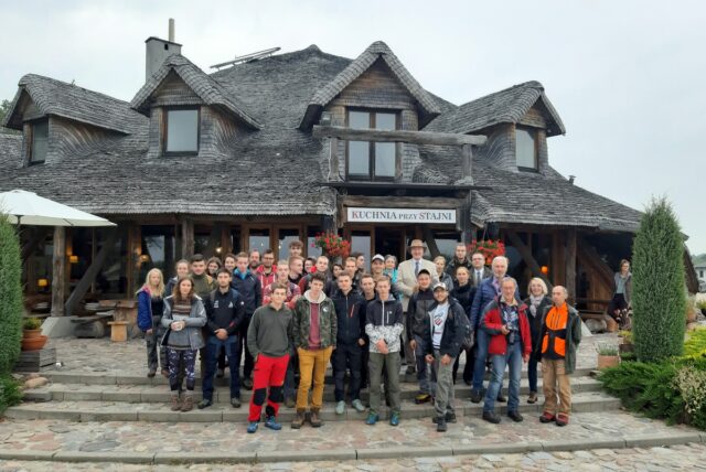 Zdjęcie grupowe uczestników sesji terenowej