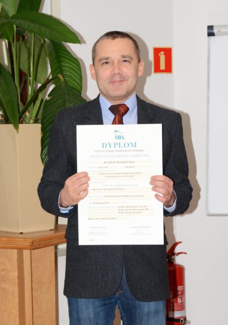 dr hab. Jakub Gryz odbiera dyplom