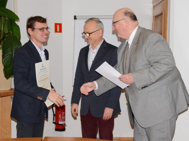 dr inż. Radosław Gawryś odbiera dyplom