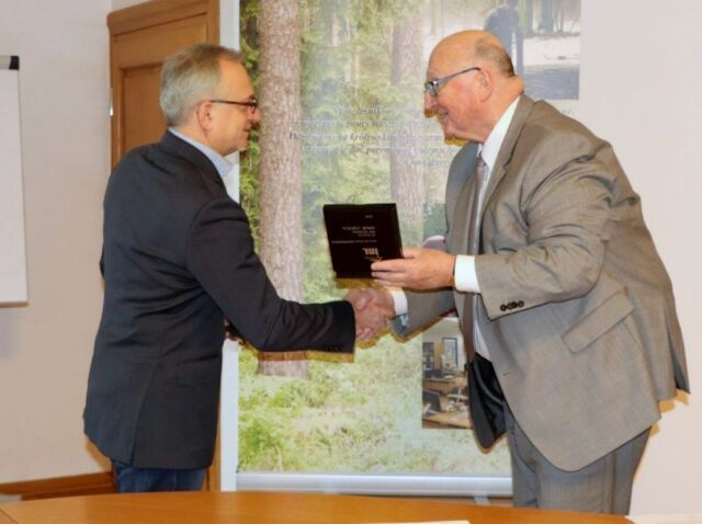 profesor odbiera medal