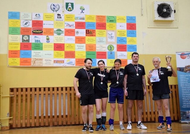 Kapitan drużyny prezentuje puchar