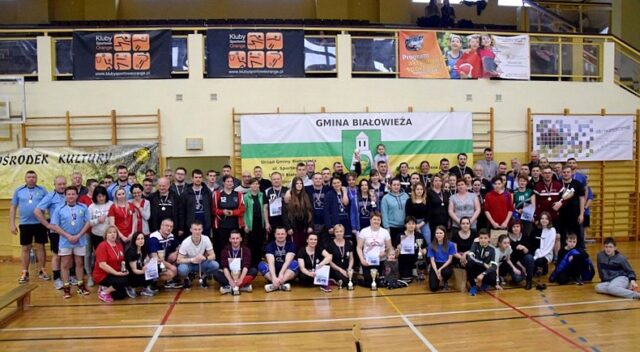 Pamiątkowe zdjęcie uczestników i organizatorów zawodów