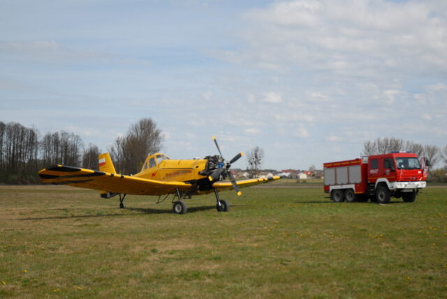 strażacki samochód i samolot