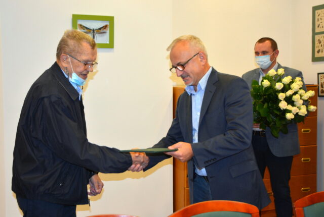 List gratulacyjny Profesorowi Andrzejowi Klockowi wręcza Profesor Jacek Hilszczański, Dyrektor Instytutu Badawczego Leśnictwa