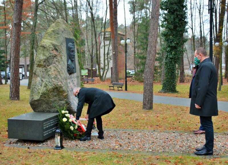 modlitwa przy pomniku