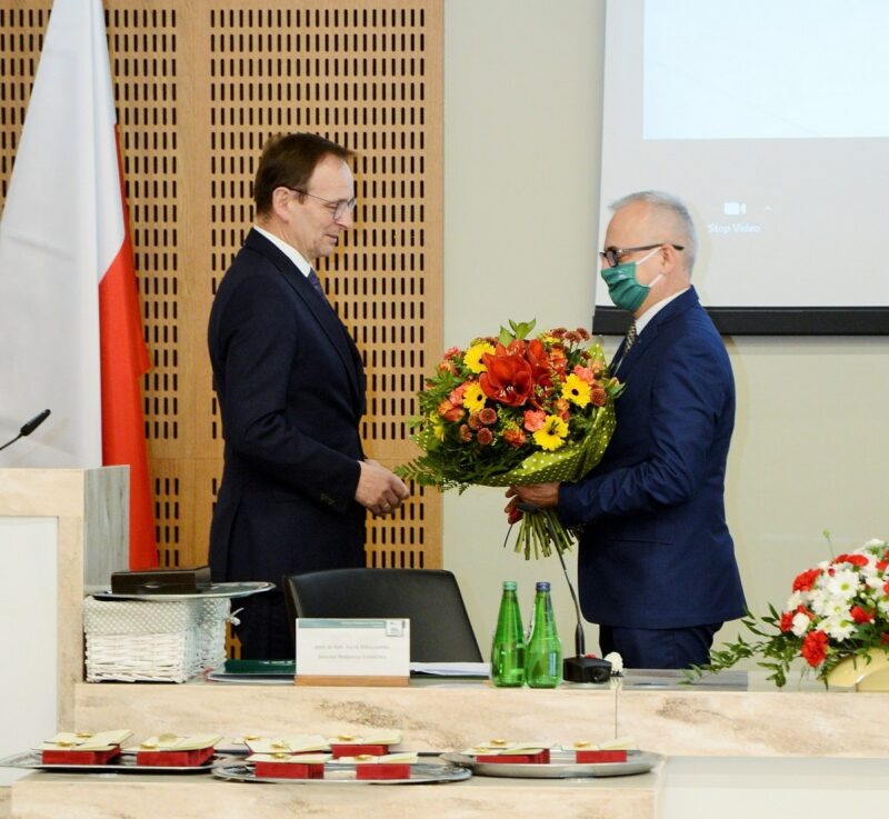 Prof. dr hab. Jacek Hilszczański przyjmuje gratulacje dla pracowników Instytutu z rąk Wiceministra Klimatu i Środowiska Pana Edwarda Siarki