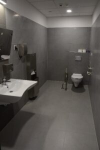 Ryc. Toalety przystosowane dla osób niepełnosprawnych